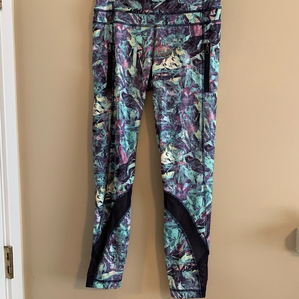 Lulu lemon 🍋 adorable print athletic leggings.